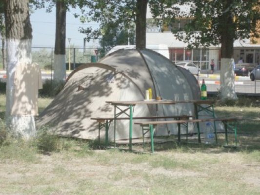 AMENDAŢI pentru că şi-au montat cortul în zone interzise!